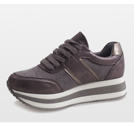 Graue Sneaker auf der 99-09-Plattform 2