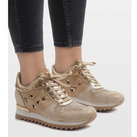 Goldene Turnschuhe auf dem Keil G-127 1