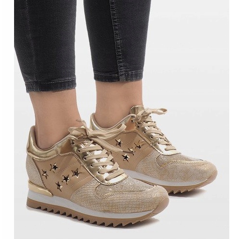 Goldene Turnschuhe auf dem Keil G-127 1