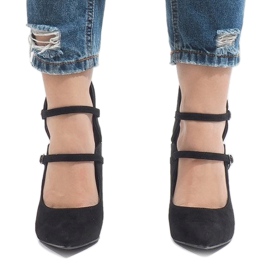 Schwarze Stiefel auf einem hohen Absatz 6613-5 2