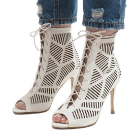 Weiße Stiefel auf einer Nadel 1610-225 1