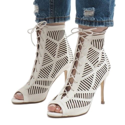 Weiße Stiefel auf einer Nadel 1610-225 1