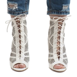 Weiße Stiefel auf einer Nadel 1610-225 2