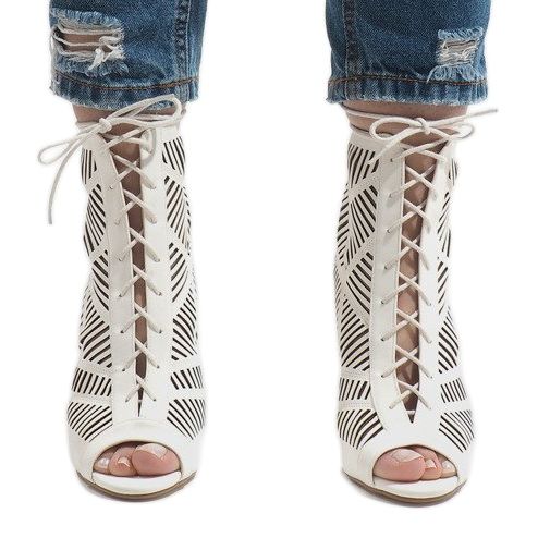 Weiße Stiefel auf einer Nadel 1610-225 2