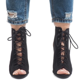 Schwarze offene Stiefel auf einem Absatz 1610-22 2