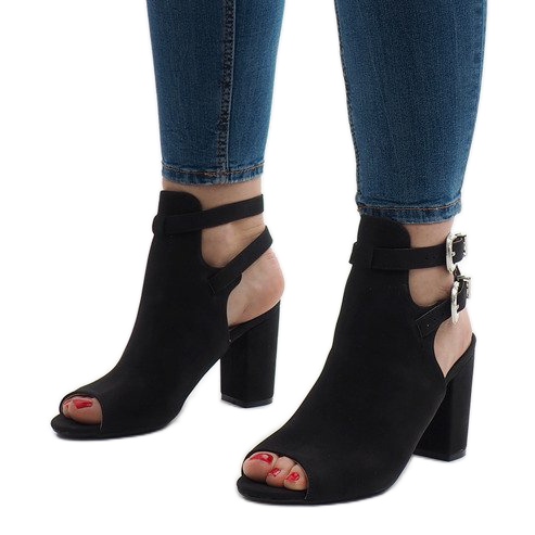 Schwarze Stiefel am Pfosten 173-853 1