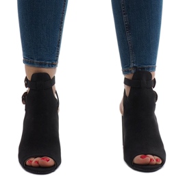 Schwarze Stiefel am Pfosten 173-853 2