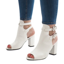 Weiße Stiefel am Pfosten 173-853 1