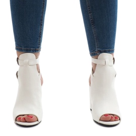 Weiße Stiefel am Pfosten 173-853 2