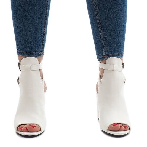 Weiße Stiefel am Pfosten 173-853 2