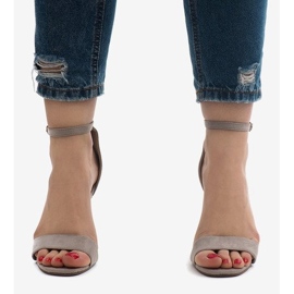 Graue Sandalen auf einem Stilettoabsatz SY-31P 2