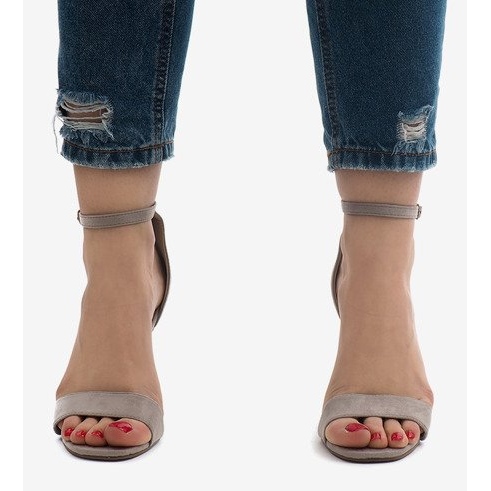 Graue Sandalen auf einem Stilettoabsatz SY-31P 2