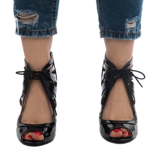 Schwarze offene Lackstiefel C-003 1