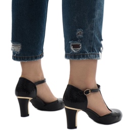 Schwarze Pumps am 2239-1 Pfosten 1