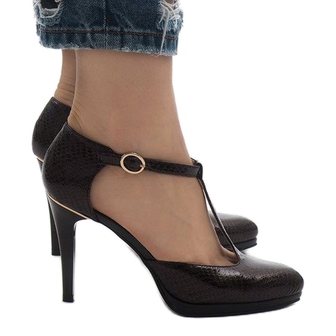 Braune Pumpen an der A509-22-2-Säule 1