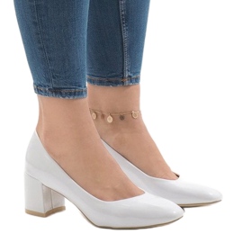 Weiß lackierte Pumps am Pfosten 7501-1 1