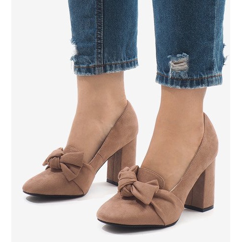 Pinke Wildlederpumps an der N510-Säule rosa 1