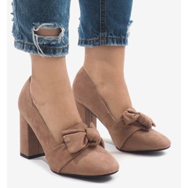 Pinke Wildlederpumps an der N510-Säule rosa 2