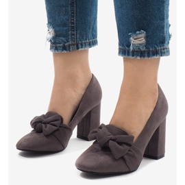 Graue Wildlederpumps an der N510-Säule 1