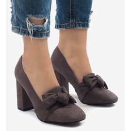 Graue Wildlederpumps an der N510-Säule 2