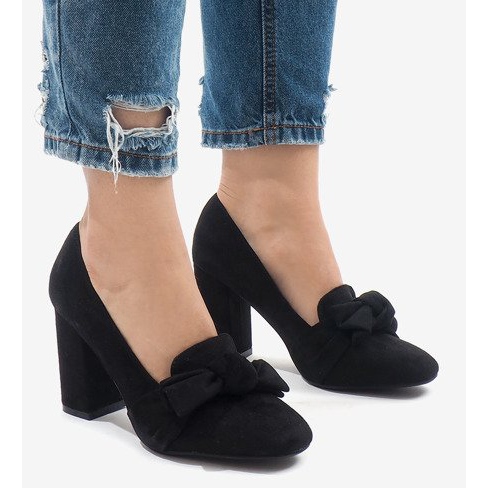 Schwarze Wildlederpumps an der N510-Säule 2