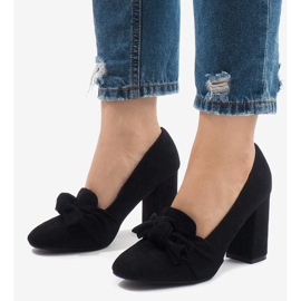 Schwarze Wildlederpumps an der N510-Säule 1