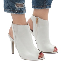 Weiße offene Stiefel auf einem hohen Absatz 9095-98 1