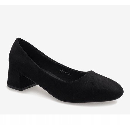 Schwarze Wildlederpumps an der H343-1 Säule 1