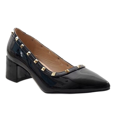 Schwarz lackierte Pumps an der X-70-Säule 1