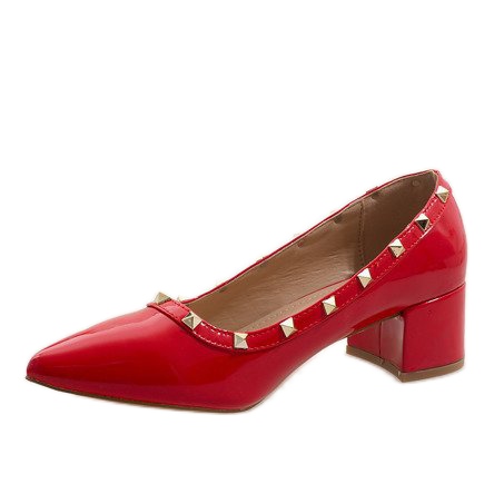 Schwarz lackierte Pumps an der X-70-Säule rot 1