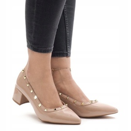 Pink lackierte Pumps an der X-70-Säule rosa 2