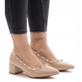 Pink lackierte Pumps an der X-70-Säule rosa 1