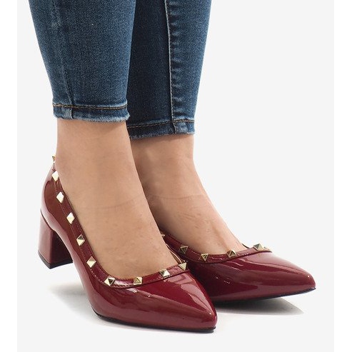 Bordeauxrot lackierte Pumps an der X-70-Säule mehrfarbig 2