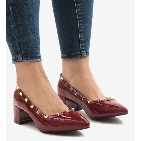 Bordeauxrot lackierte Pumps an der X-70-Säule mehrfarbig 1