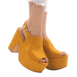 Gelbe Sandalen auf einem massiven 8263CA-Block 2