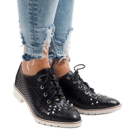 Schwarze durchbrochene Schuhe mit G-106-2 Nieten 1