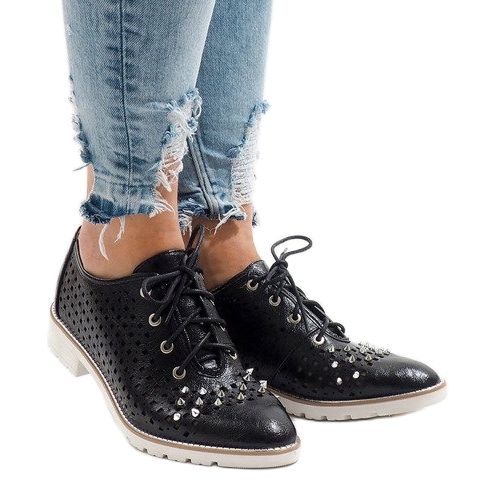 Schwarze durchbrochene Schuhe mit G-106-2 Nieten 1
