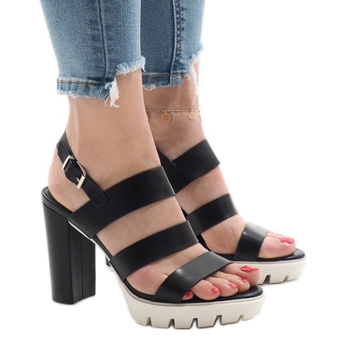 Schwarze Sandalen am HP-27 Pfosten 1