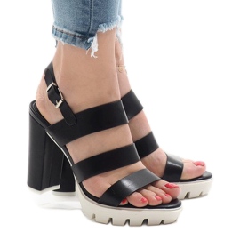 Schwarze Sandalen am HP-27 Pfosten 2