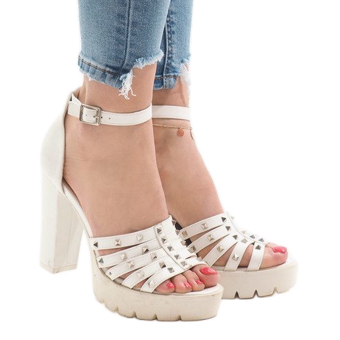 Weiße Sandalen am Pfosten HQ8682 2