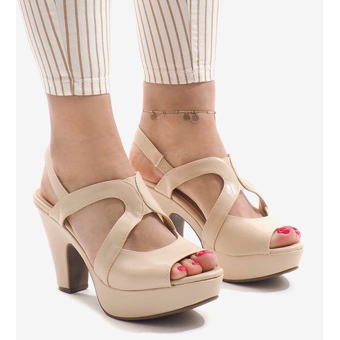 Beige Sandalen mit hohen Absätzen BL1501 1