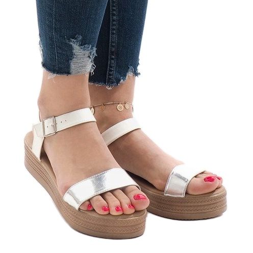 Weiße Sandalen auf der Plattform 22-07 1