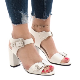 Weiße Sandalen mit hohen Absätzen 173-855 1