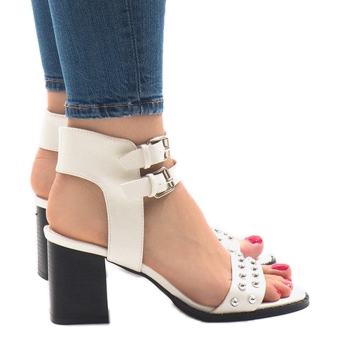 Weiße Sandalen mit hohen Absätzen 77-12 2