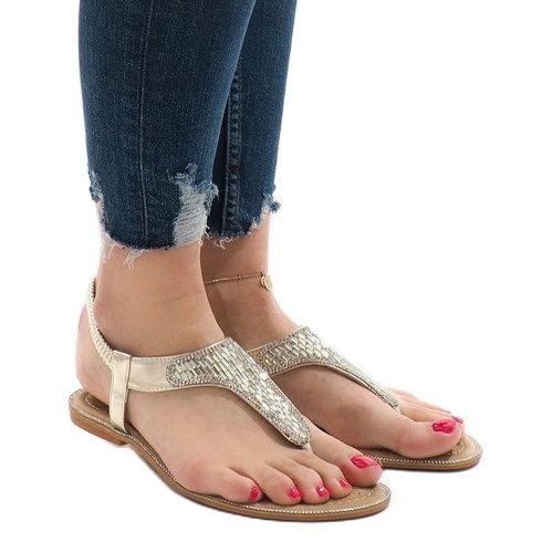 Goldene Flip-Flops verziert mit B-932 1