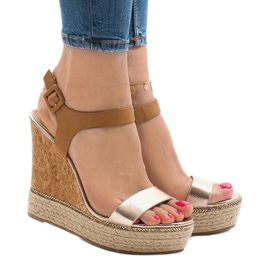 Goldlackierte Keilsandalen VB76063 golden 1