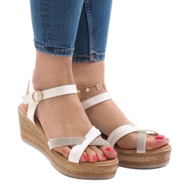 Weiße Sandalen auf der WS8816-Plattform 1