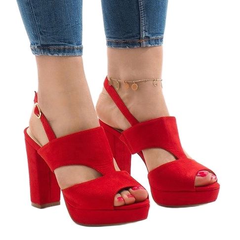 Rote Sandalen am JS-8001 Pfosten 1