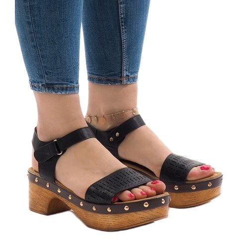 Schwarze Sandalen auf der Plattform FM4142 1