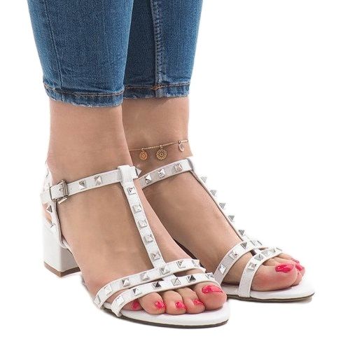 Weiße hochhackige Sandalen mit Nieten 679-GL 1